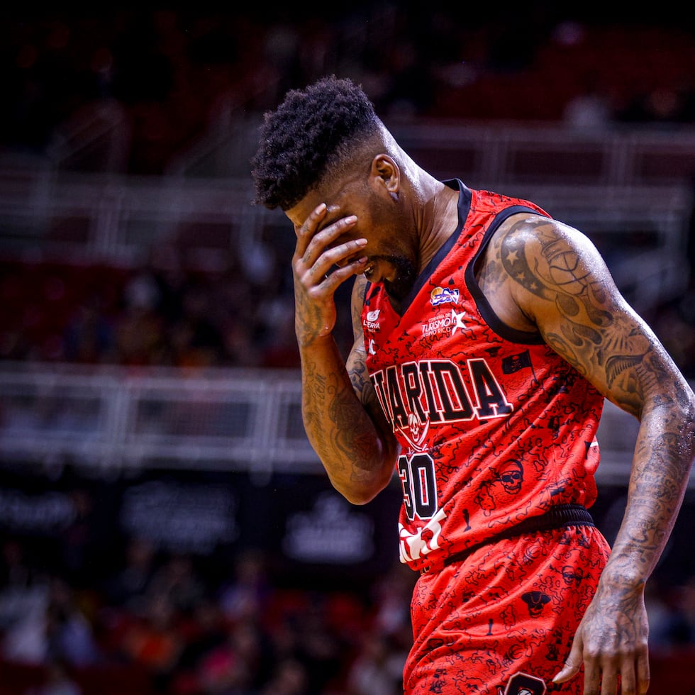 Carlos Emory se lamenta durante un partido de los Piratas de Quebradillas.
