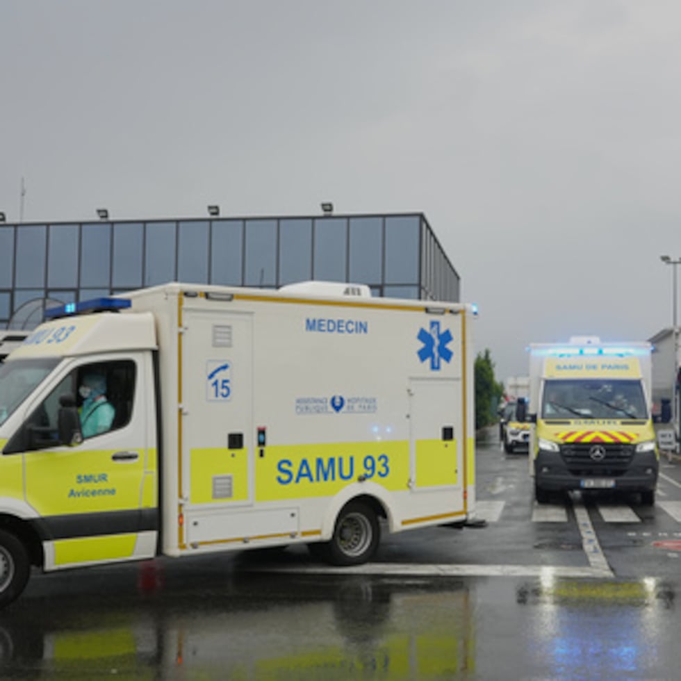 Ambulancias con pacientes evacuados del crucero MV Hondius con sospecha de infección por hantavirus, abandonan el aeropuerto de Bourget, al norte de París.