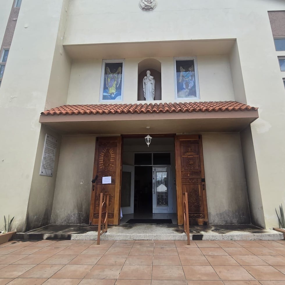 Un incendio afectó la Iglesia Parroquia San Joaquín, a eso de la 12:28 a.m. del jueves, en la calle Ruiz Rivera, cuando alguien utilizando algún tipo de acelerante le prendió fuego.