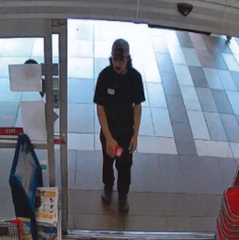 La fotografía difundida por la Policía para identificar a este sospechoso del robo de los perfumes en Guaynabo.
