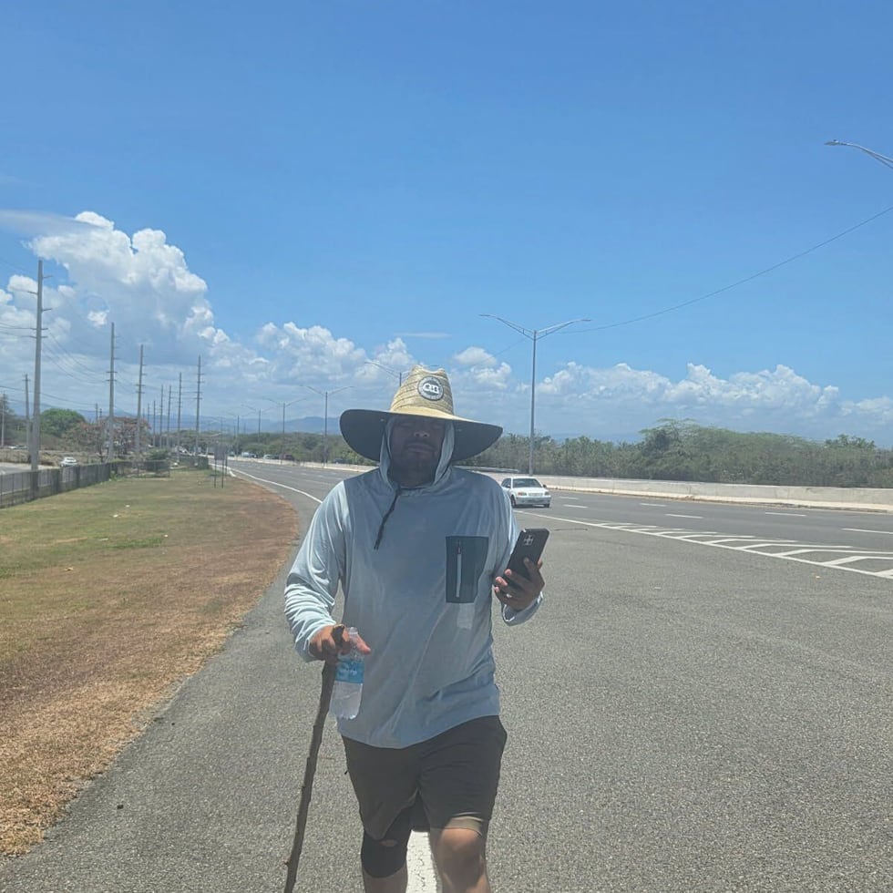 José "Pellito" Santiago began walking on Monday to make the work of street vendors visible throughout the island.