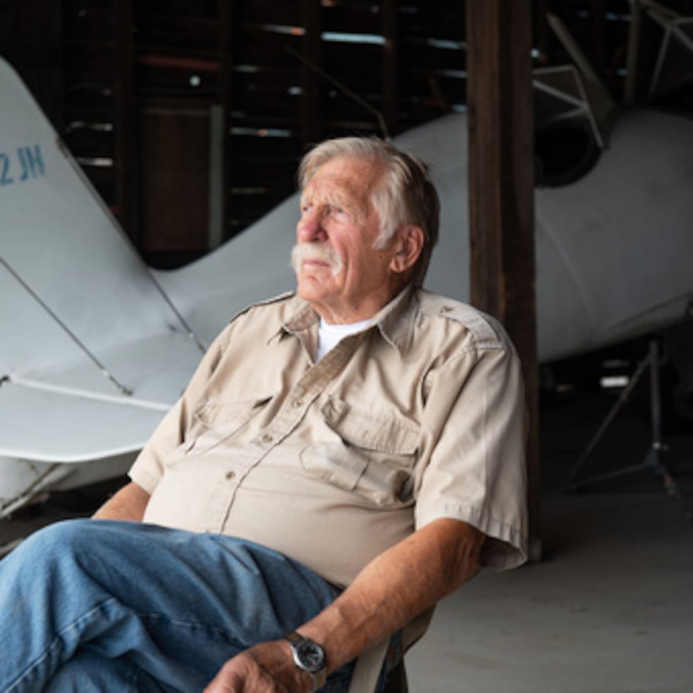 En esta fotografía de agosto de 2025, facilitada por James Wilson, se ve a Ken Jouppi sentado en un hangar del aeropuerto del condado de Shoshone, en el condado de Shoshone (Idaho).
