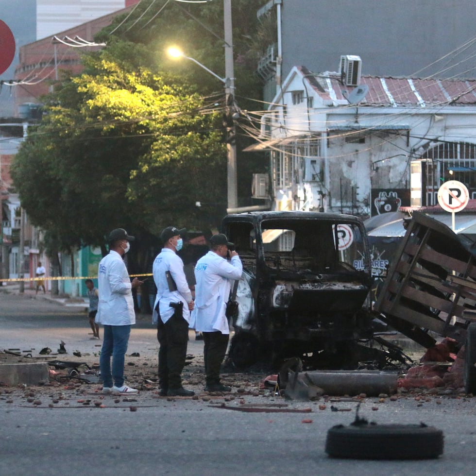 Policías inspeccionan el lugar donde ocurrió un atentado terrorista este sábado, en Cúcuta (Colombia).