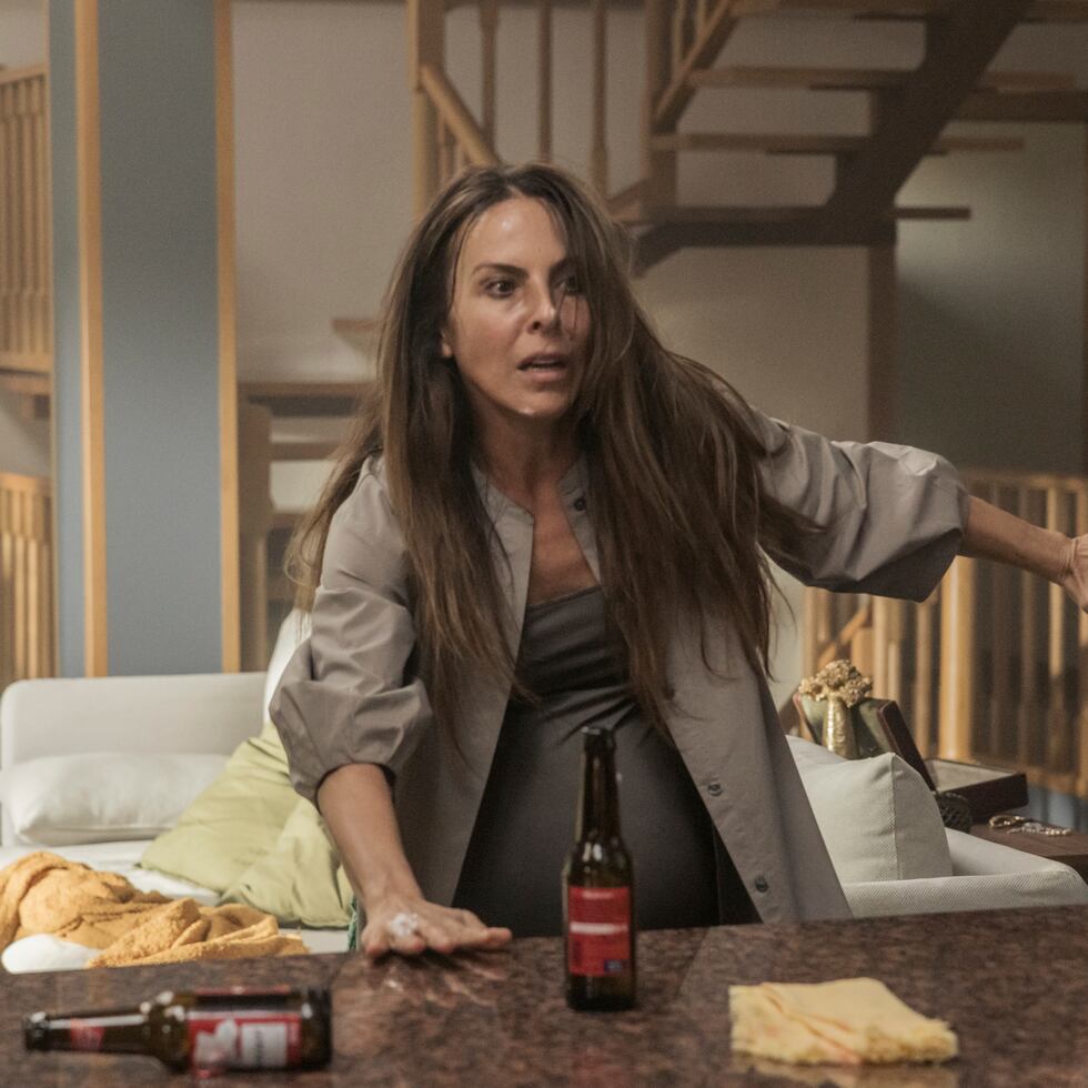 Esta imagen difundida por ViX muestra a Kate del Castillo en una escena de la película "Instintos". (Esteban Novillo/ViX vía AP)