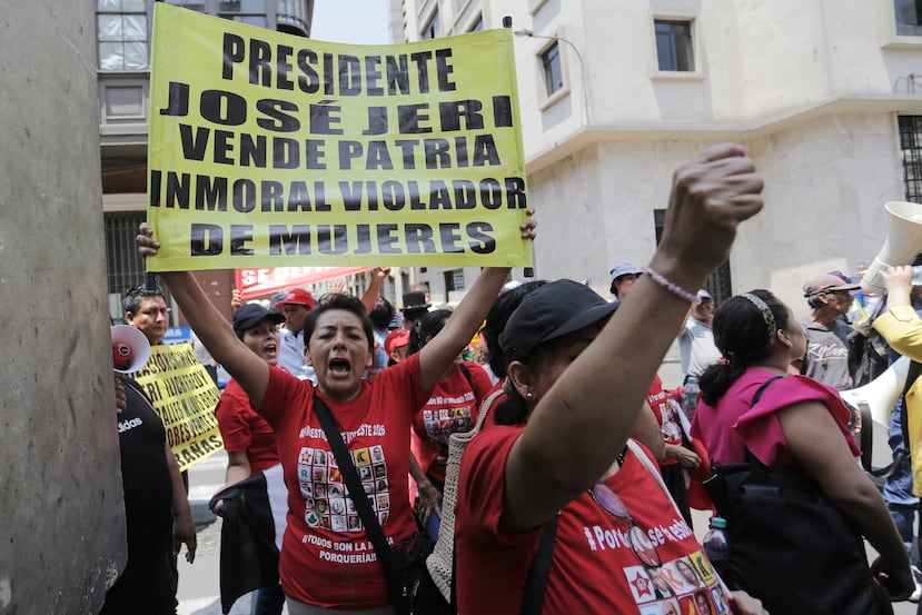 Personas protestan contra el presidente interino peruano José Jeri frente al lugar donde los legisladores debaten su posible destitución en Lima, Perú, el martes 17 de febrero de 2026. (Foto AP/Gerardo Marín)