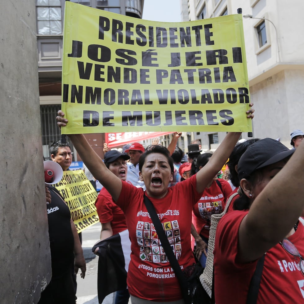 Personas protestan contra el presidente interino peruano José Jeri frente al lugar donde los legisladores debaten su posible destitución en Lima, Perú, el martes 17 de febrero de 2026.