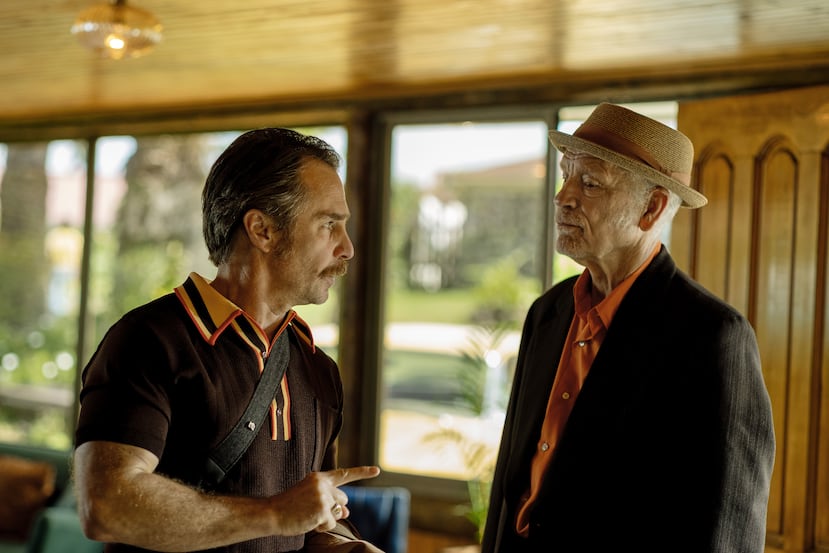 Esta imagen, difundida por Searchlight Pictures, muestra a Sam Rockwell (izquierda) y John Malkovich en una escena de "Wild Horse Nine".
