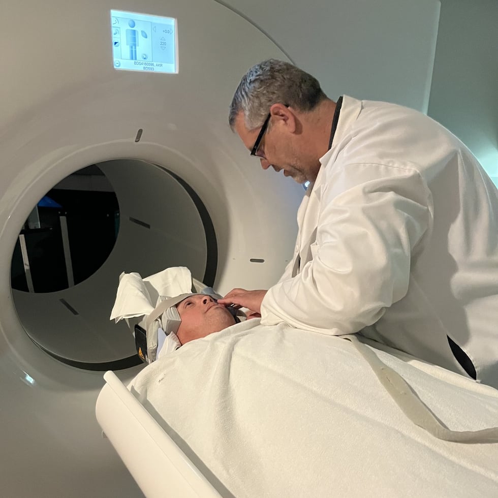 Axel Martínez Raguan, de 50 años y con síndrome de Down, se prepara para su PET Scan en el Centro Waisman de la Universidad de Wisconsin-Madison.