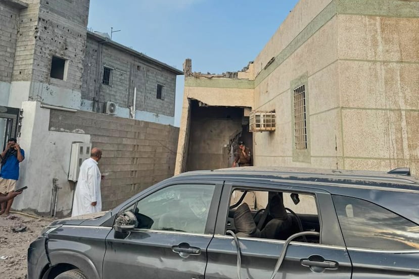 Esta fotografía, facilitada por la Agencia de Prensa Saudí, muestra los daños sufridos por un edificio tras la caída de un proyectil en Al-Tawwal, Jizán (Arabia Saudí), en la frontera sur con Yemen, el sábado 12 de septiembre de 2026. (Agencia de Prensa Saudí vía AP)