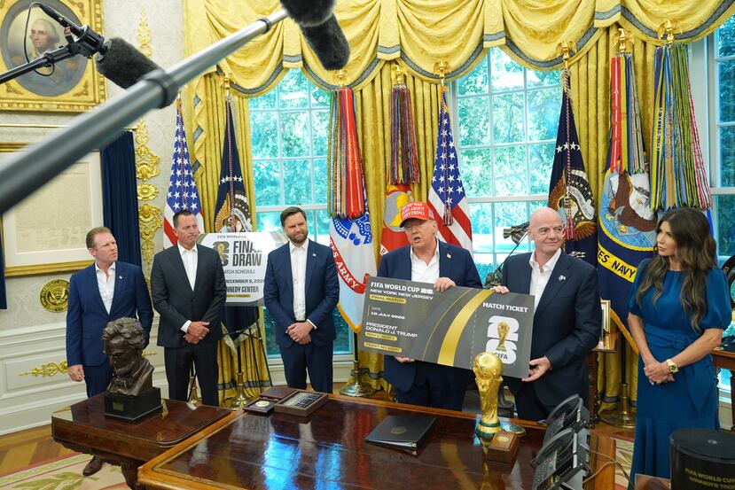 El presidente de Estados Unidos, Donald Trump, habla en la Oficina Oval de la Casa Blanca cargando una representación gigante del boleto al Mundial acompañado por el presidente de la FIFA Gianni Infantino, en agosto de 2025.