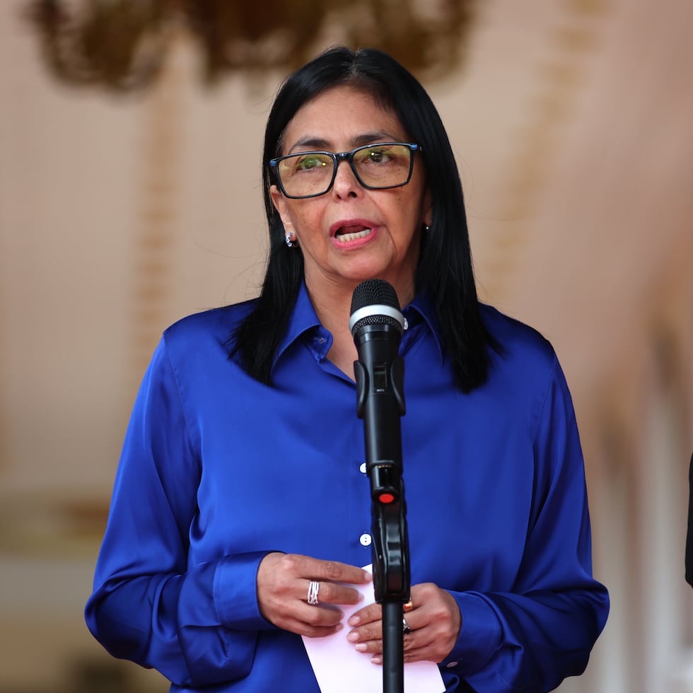 En el acto, trasmitido por el canal estatal Venezolana de Televisión (VTV), Rodríguez afirmó que es “bienvenida la discusión con respeto” con las personas que “piensen distinto”, pero agregó que “quienes busquen el daño y el mal” deben ser “rechazados y separados de la vida nacional”.