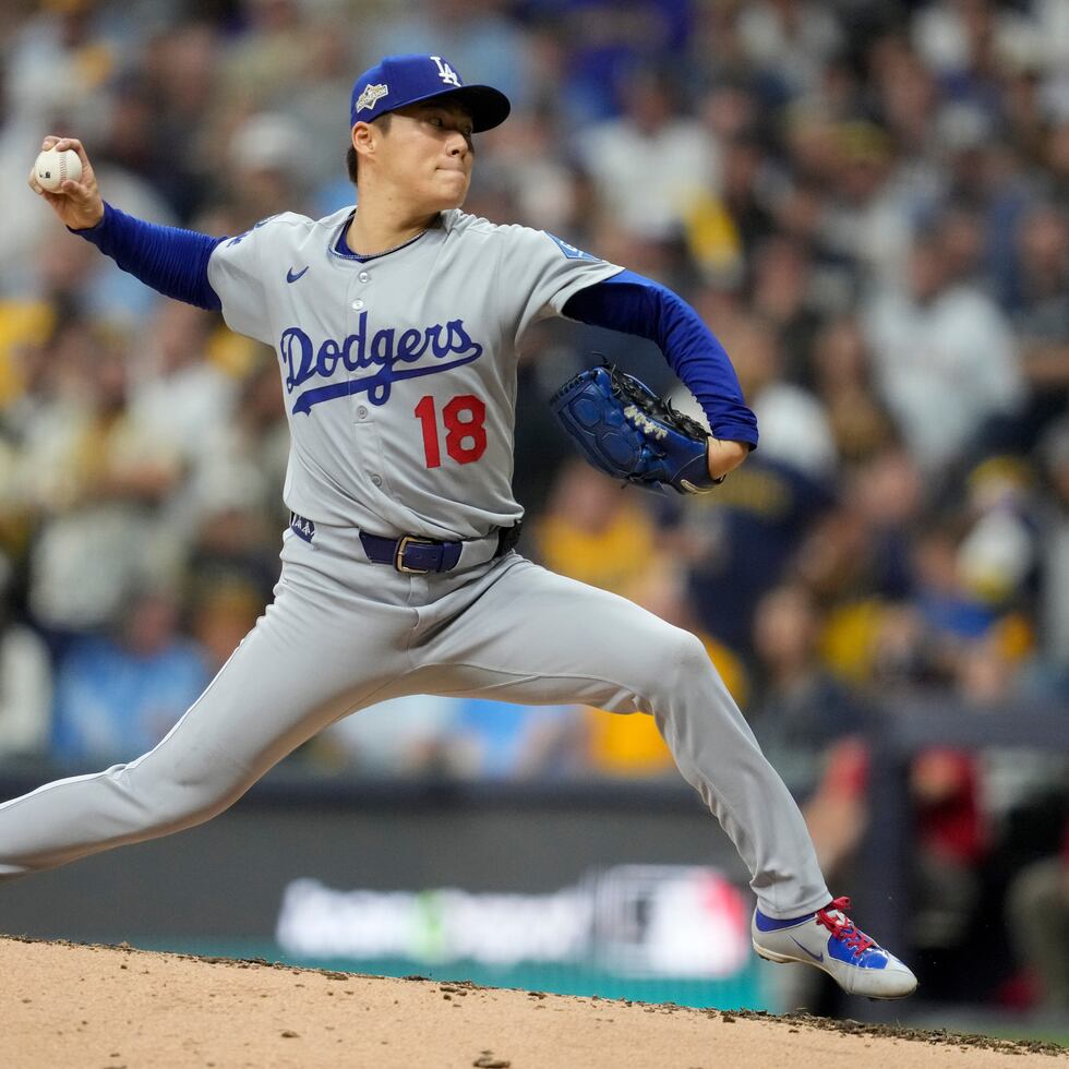 Yoshinobu Yamamoto lanza en la quinta entrada contra los Brewers.