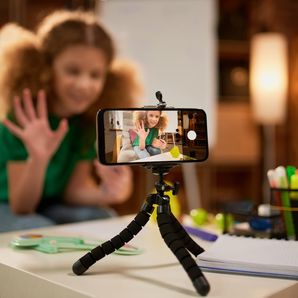 El Proyecto del Senado 973 persigue reconocer el derecho económico del menor a recibir compensación justa y proporcional cuando su imagen, voz, nombre o identidad sean utilizados con fines lucrativos.