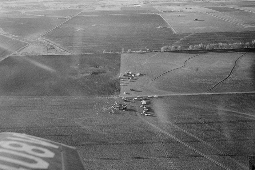 ARCHIVO - Vista aérea del accidente del vuelo de United Airlines en Longmont, Colorado, el 2 de noviembre de 1955. Ambulancias y vehículos oficiales estacionados a la derecha. (Foto AP/Charles Gorry, Archivo)