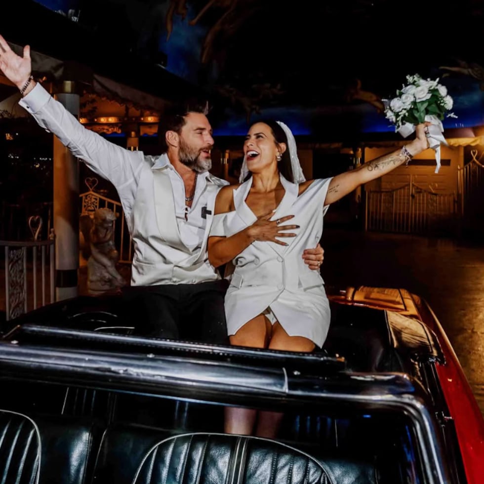 Julián Gil y Valeria Marín durante su boda en Las Vegas.