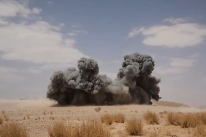 Esta imagen, extraída de un vídeo sin fecha difundido el miércoles 9 de septiembre de 2026 por la Oficina de Prensa de Ansar Allah —el brazo mediático de los rebeldes hutíes de Yemen—, muestra el humo de una gran explosión tras lo que los hutíes describieron como un ataque contra las fuerzas respaldadas por Arabia Saudí en la provincia oriental de Jawf, en Yemen. (Oficina de Prensa de Ansar Allah a través de AP)