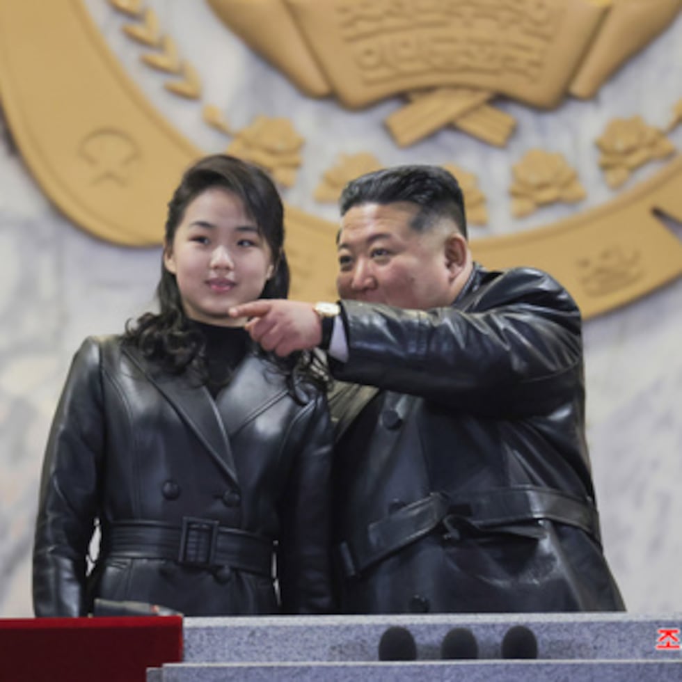 En esta foto facilitada por el gobierno norcoreano, su líder Kim Jong Un asiste a un desfile con su hija en Pyongyang, Corea del Norte.