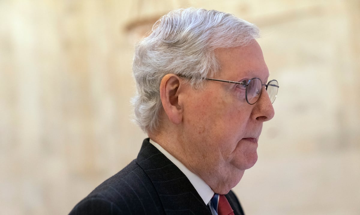 Misterio sobre salud de Mitch McConnell, tres semanas después de su hospitalización