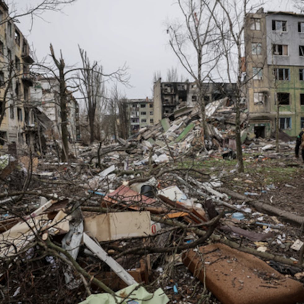 En esta foto tomada el sábado, 20 de diciembre de 2025 y facilitada por el servicio de prensa de la 24ª Brigada Mecanizada de Ucrania, un soldado camina por las ruinas de la ciudad de Kostyantynivka, en la región de Donetsk, Ucrania.