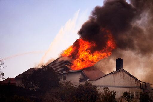 Imagen de la cobertura de: Incendio en el sur de California deja viviendas dañadas y obliga a evacuar a miles