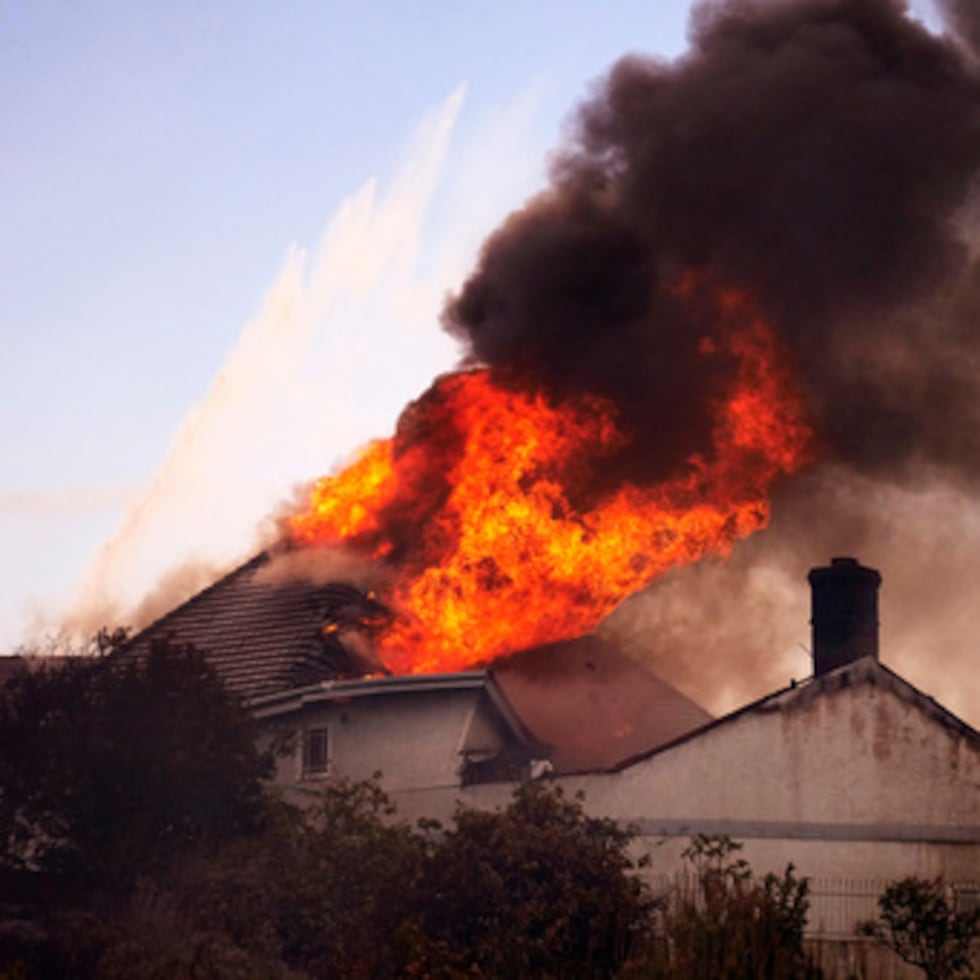 Un tejado envuelto en llamas en la zona afectada por el Incendio Norte, el 16 de octubre de 2026, en San Juan Capistrano, California.