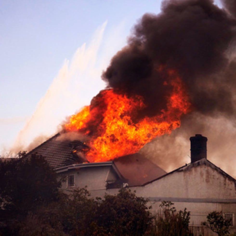 Un tejado envuelto en llamas en la zona afectada por el Incendio Norte, el 16 de octubre de 2026, en San Juan Capistrano, California. (Foto AP/Jae C. Hong)