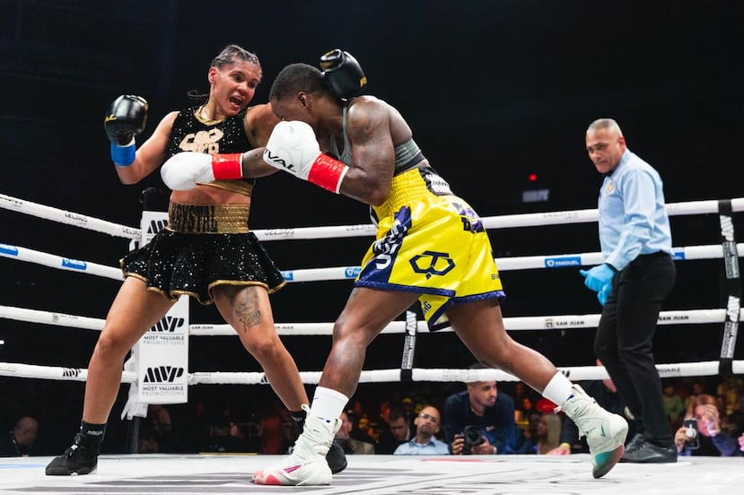 Krytal Rosado suerta una izquierda contra Tania Walters.