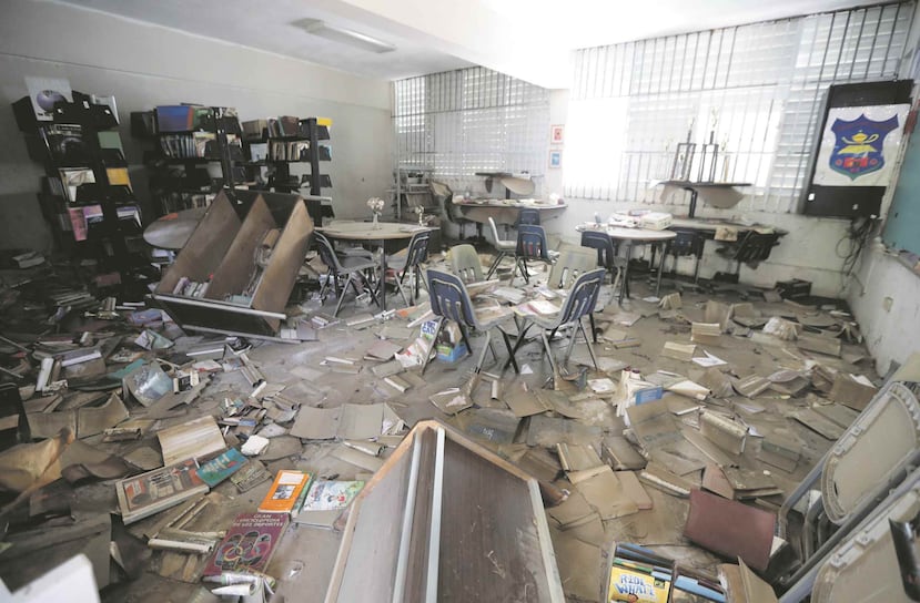 Uno de los salones de la escuela intermedia Marcelino Canino en el barrio Maguayo en Dorado sufrió considerables daños por el huracán María.
