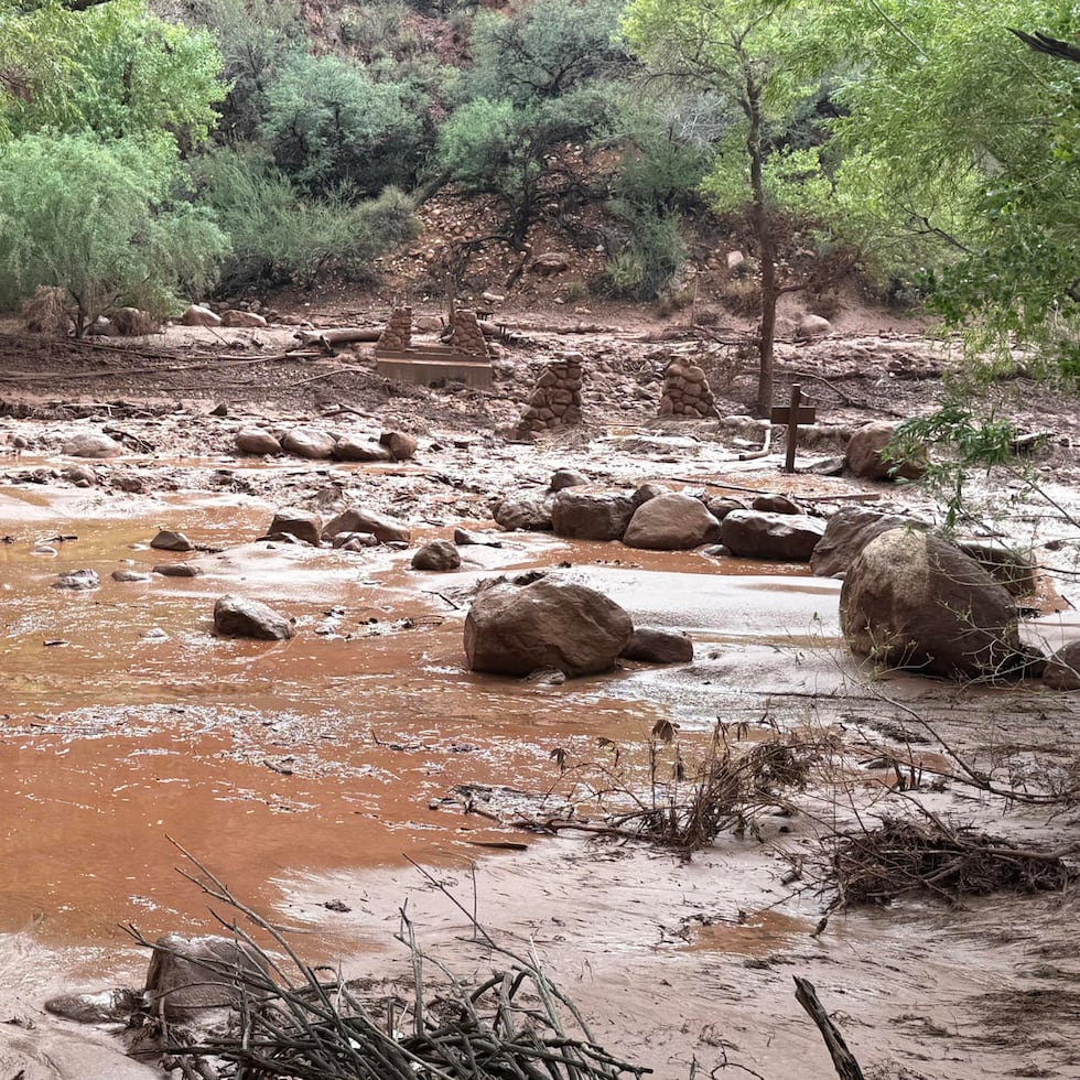 Fotografía cedida por el Servicio de Parques Nacionales de EE.UU. que muestra los restos de los pilares de un puente de piedra destruido debido a una crecida repentina del arroyo Bright Angel en Arizona (EE.UU.).