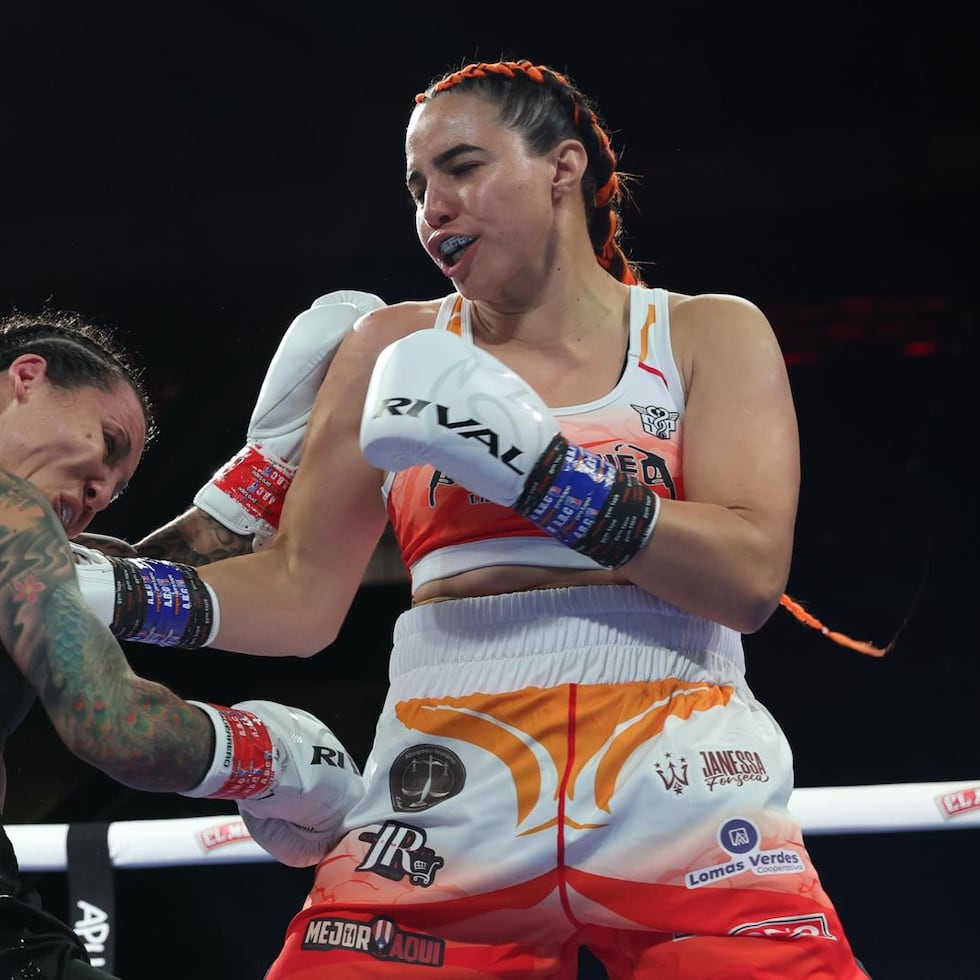 Stephanie Piñeiro pega una derecha al rostro de Kalindra Faría durante una pelea en el Coliseo Roberto Clemente, de San Juan, el 7 de diciembre de 2024.