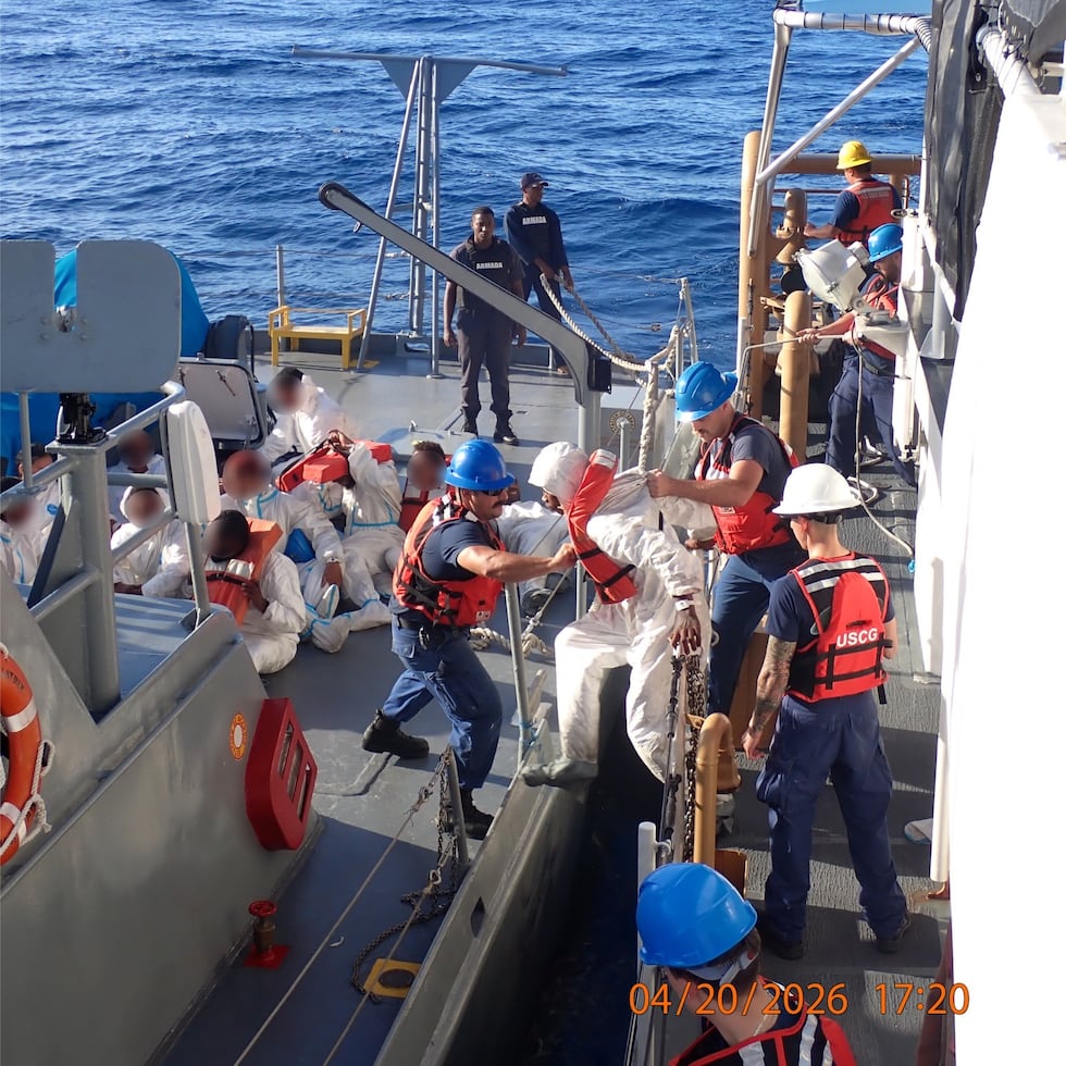 A bordo viajaban 22 personas que fueron posteriormente procesadas por las autoridades en el lugar. De esos, 21 fueron repatriados y uno entregado a la Policía de Puerto Rico.