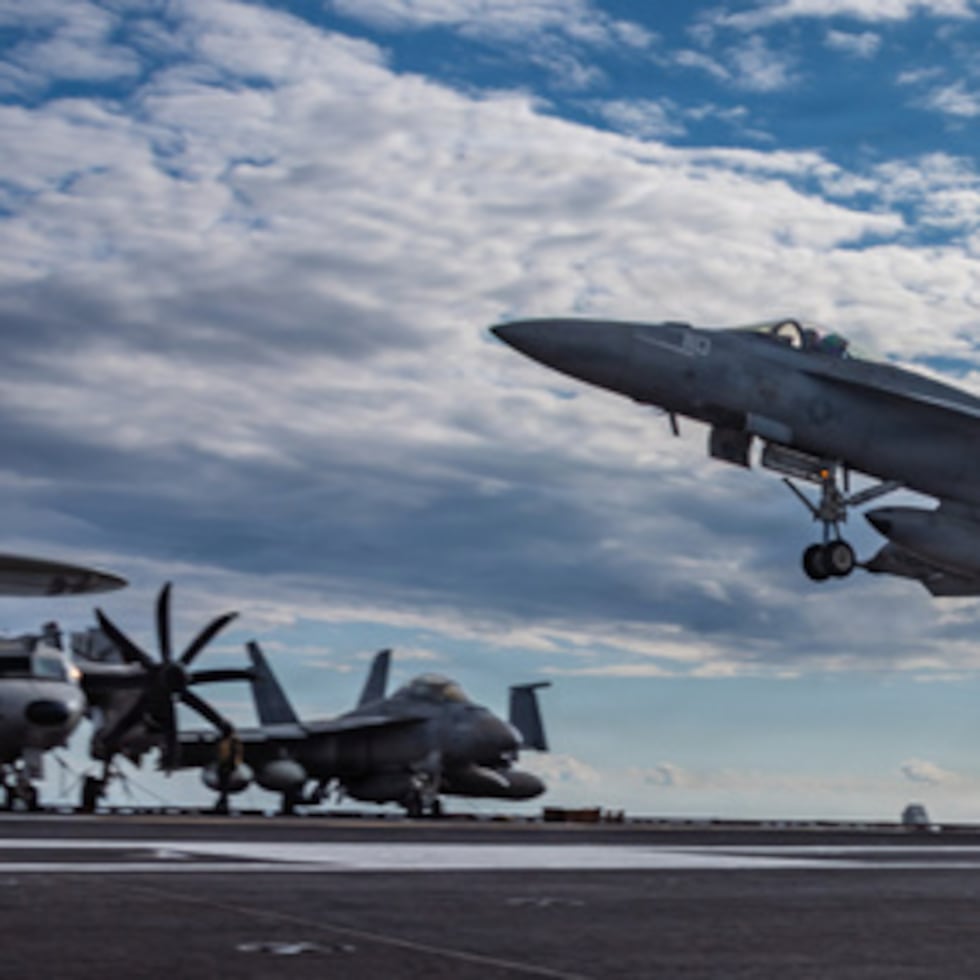 Esta imagen facilitada por el Mando Central de EE.UU. muestra un F/A-18E Super Hornet aterrizando en el USS Gerald R. Ford (CVN 78) en apoyo de la Operación Epic Fury, el domingo 1 de marzo de 2026. (Marina de los EE.UU. vía AP)