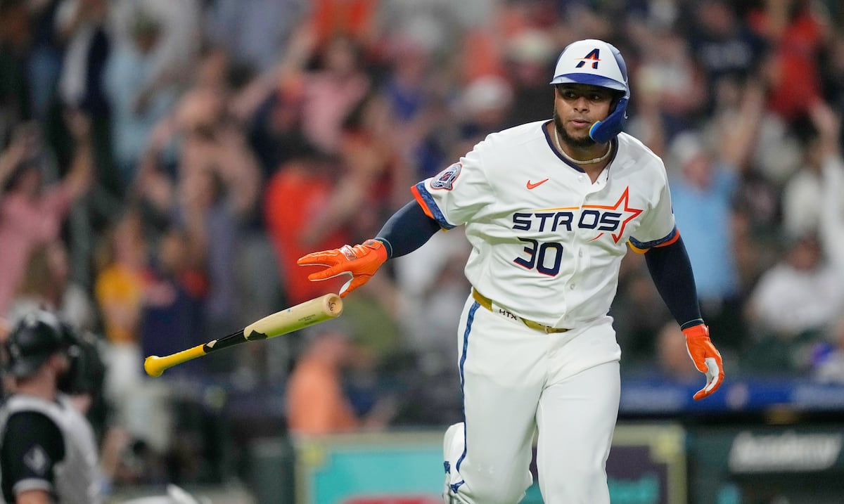 Nelson Velázquez supera inicio difícil con Astros gracias a veteranos boricuas