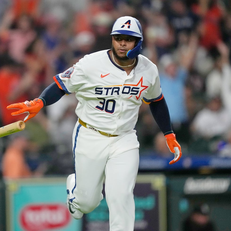 Nelson Velázquez, de los Astros de Houston, arroja el bate tras conectar un cuadrangular el lunes y comenzar a producir para el equipo que lo adquirió en agosto.