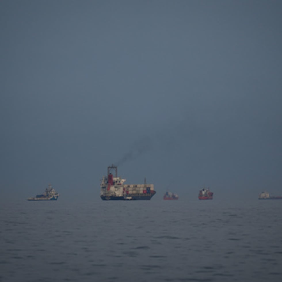 Petroleros y mercantes esperan en el estrecho de Ormuz vistos desde Khor Fakkan, Emiratos Árabes Unidos.
