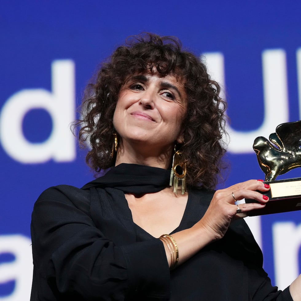 La directora May el-Toukhy posa para los fotógrafos tras recibir el León de Oro a la mejor película por "Woman Unknown", en la ceremonia de clausura de la edición del Festival de Cine de Venecia,