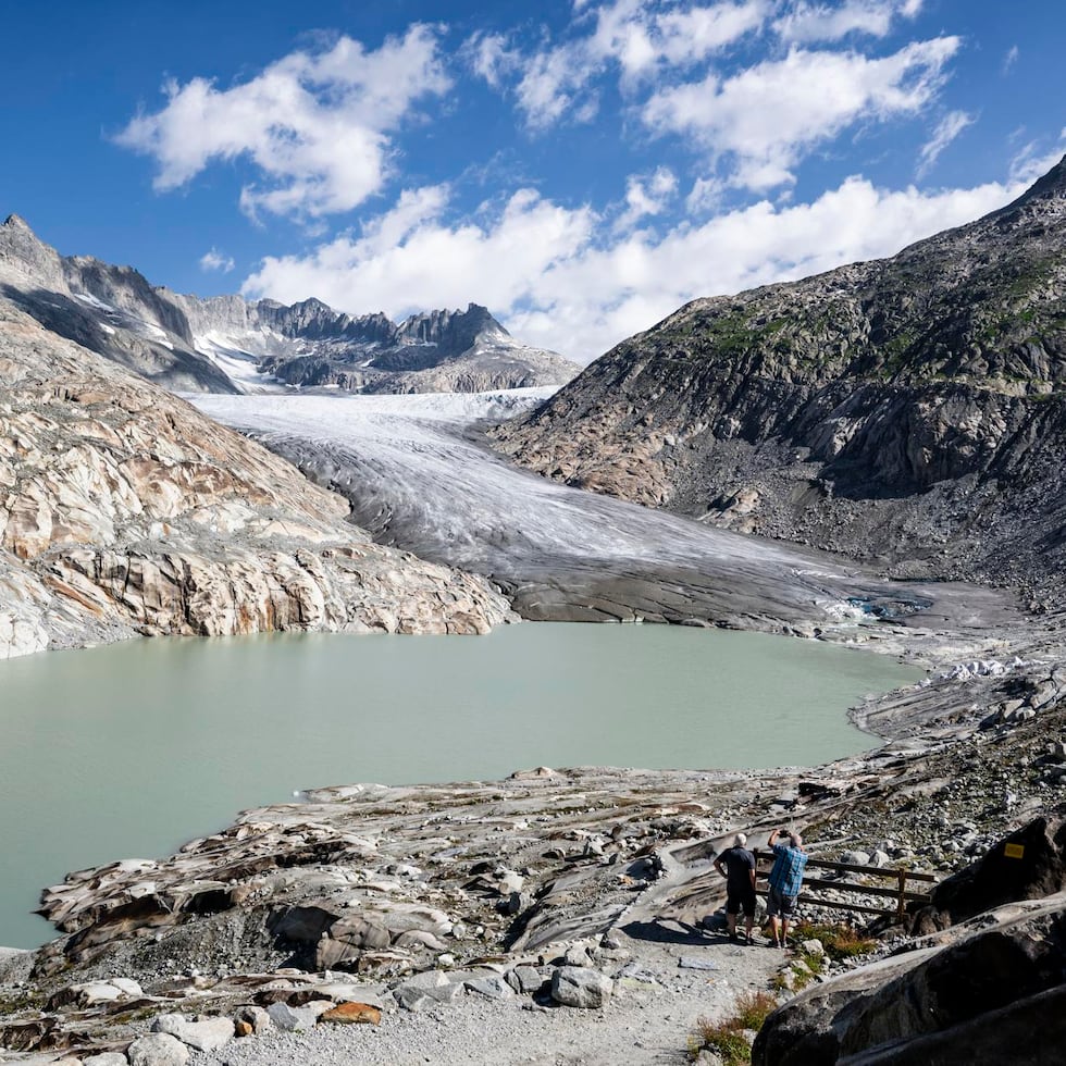 Turistas observan cómo se derrite el hielo frente a la lengua del glaciar del Ródano (Rhonegletscher) en los Alpes del cantón de Valais, Suiza, en una imagen de julio pasado.