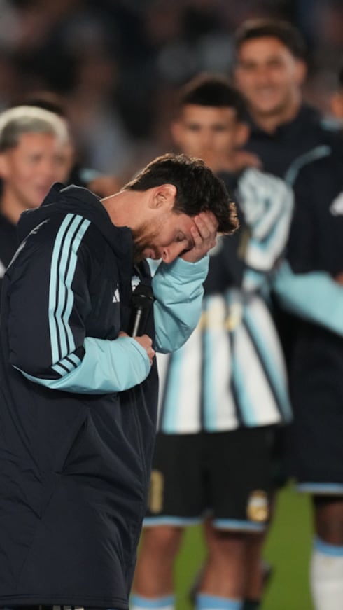 Lionel Messi, de Argentina, reacciona al final de su último partido con la selección nacional, un amistoso de fútbol ante Benín, en Buenos Aires, Argentina.