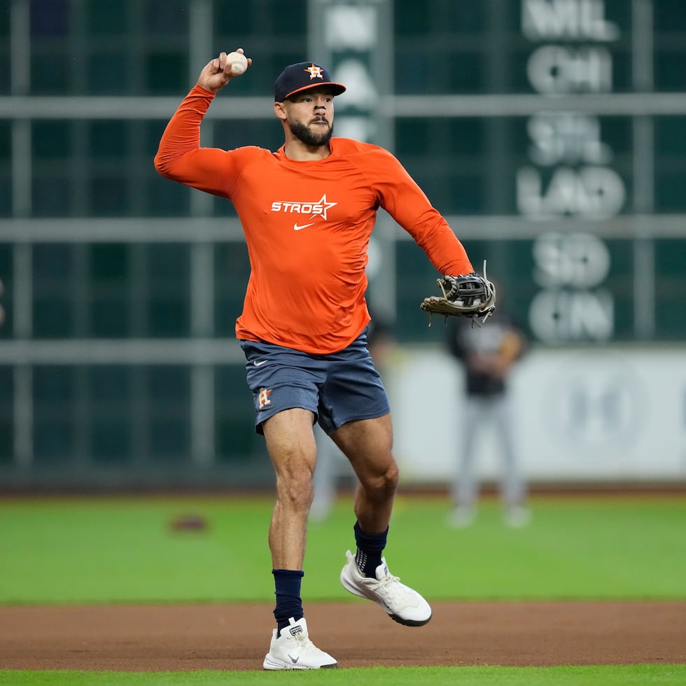 Carlos Correa, de los Astros de Houston, fildea rodados antes de un partido de béisbol contra los White Sox de Chicago el jueves 3 de septiembre de 2026 en Houston. (Foto AP/David J. Phillip)