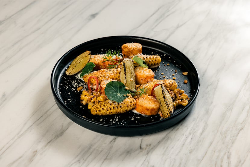 Crab and corn esquites, una reinterpretación sofisticada del maíz mexicano callejero de Azul Restaurant.