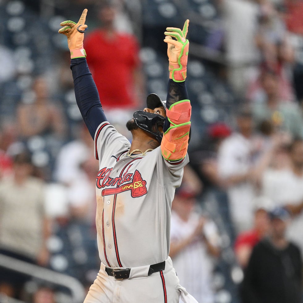 Ronald Acuña Jr. celebra su cuadrangular de tres carreras en la séptima entrada por los Braves de Atlanta en Washington.