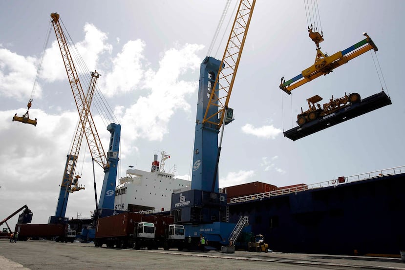 Bajo las normas federales de cabotaje, el transporte de carga marítima entre EE.UU. y Puerto Rico tiene que hacerse en barcos que son construidos, propiedad, de bandera y con tripulación estadounidenses.