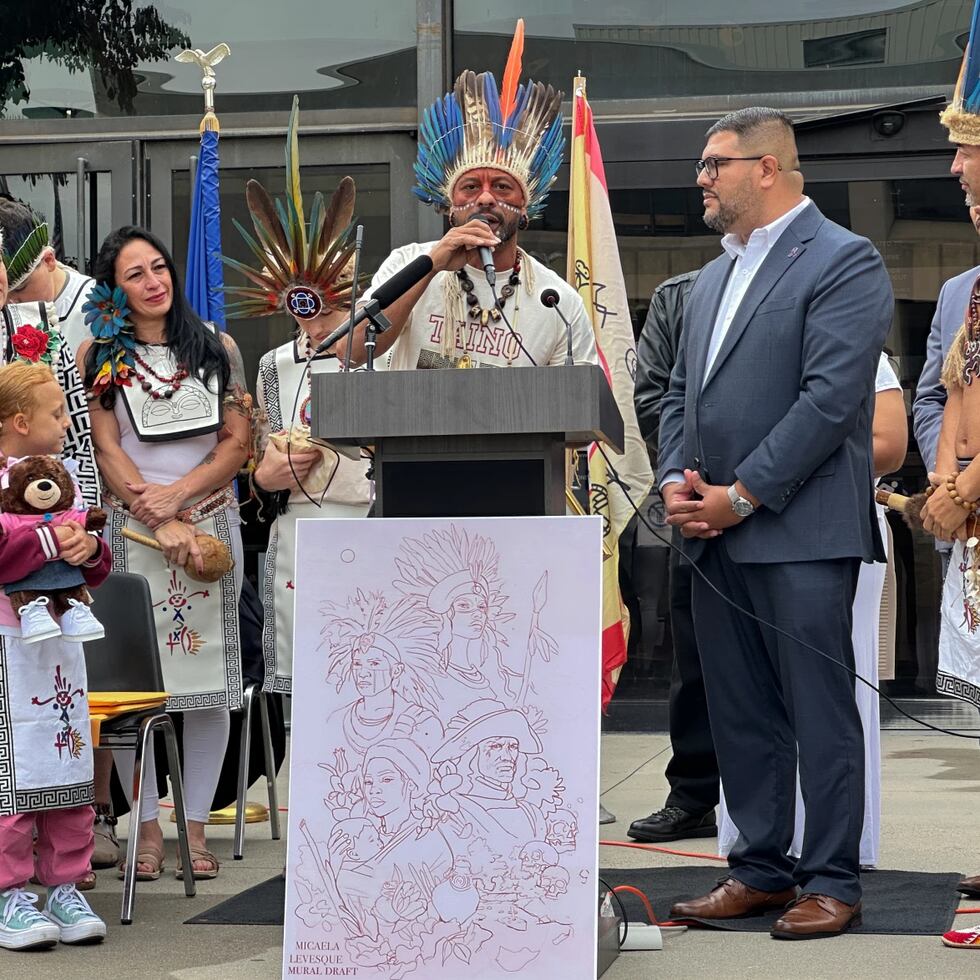 Kasike Kalatauma acepta una copia de la resolución que reconoce a los descendientes taínos de Connecticut, entregada por los copatrocinadores, los representantes estatales Geraldo Reyes y Christopher Rosario.