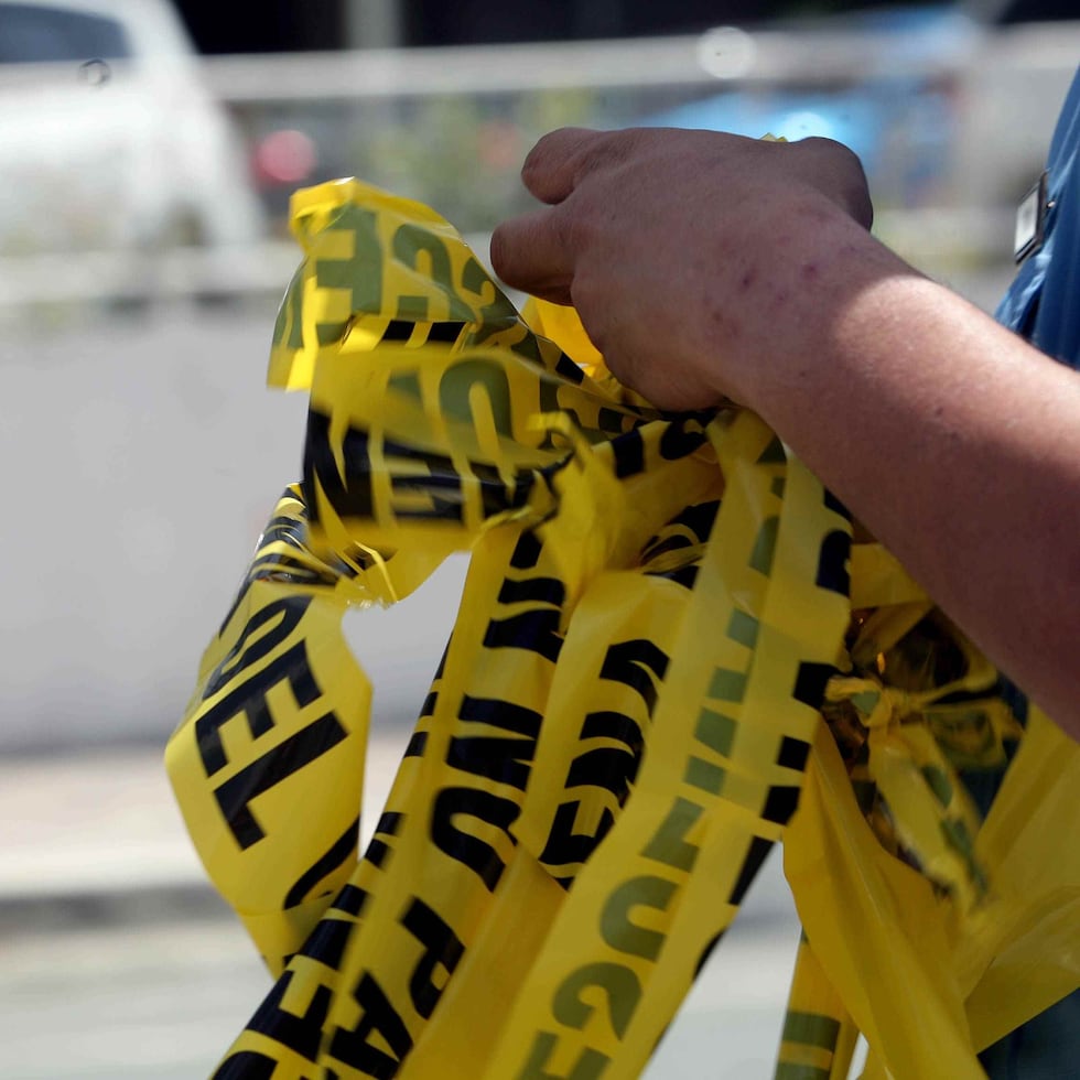 El cuerpo de un hombre fue encontrado en el interior de un automóvil Nissan Altima color gris.