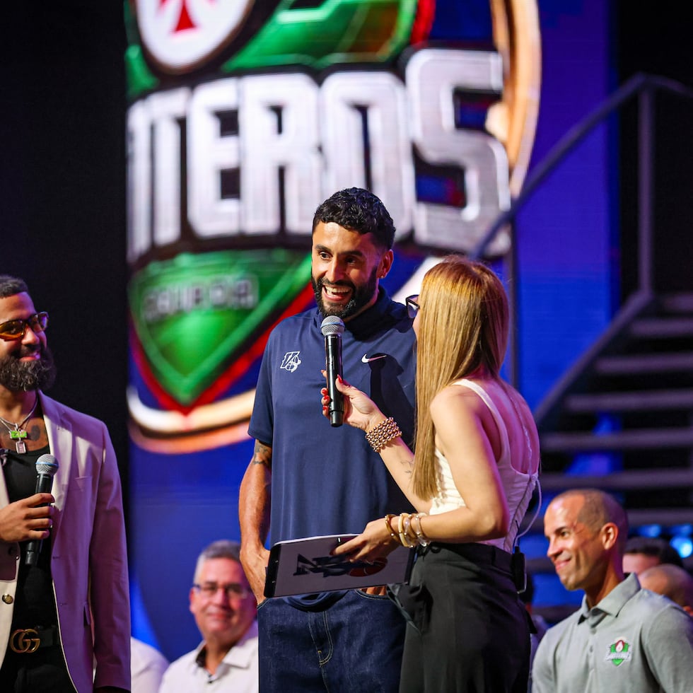 Javier Mojica, capitán de los Vaqueros de Bayamón, habla al público ante la mirada de los rivales de final, los Santeros de Aguada, en el Tip-Off Party del BSN.