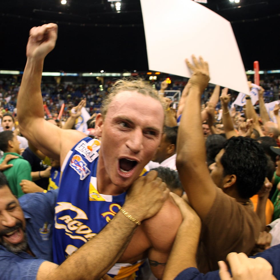 Bobby Brannen celebra el campeonato de 2006 de los Criollos de Caguas en el BSN, una temporada histórica marcada por la dominante dupla de refuerzos junto a Chris Burgess.