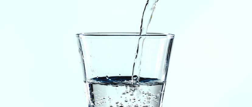 Tomar un vaso de agua al despertar es una sana costumbre para comenzar el día. (rawpixel / Unsplash)