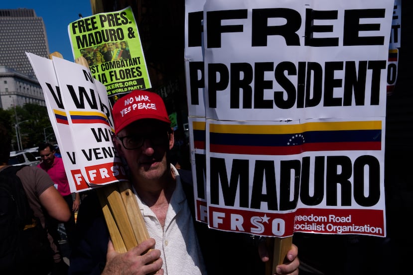 Un grupo de personas protestó este miércoles en apoyo del expresidente de Venezuela Nicolás Maduro y su esposa Cilia Flores frente al tribunal federal de Manhattan.