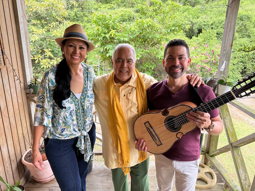 El guitarrista y cuatrista Carlos “Pachito” Vega, a la derecha, será el director musical del espectáculo en el que cantarán Victoria Sanabria, a la izquierda, y Danny Rivera, al centro.