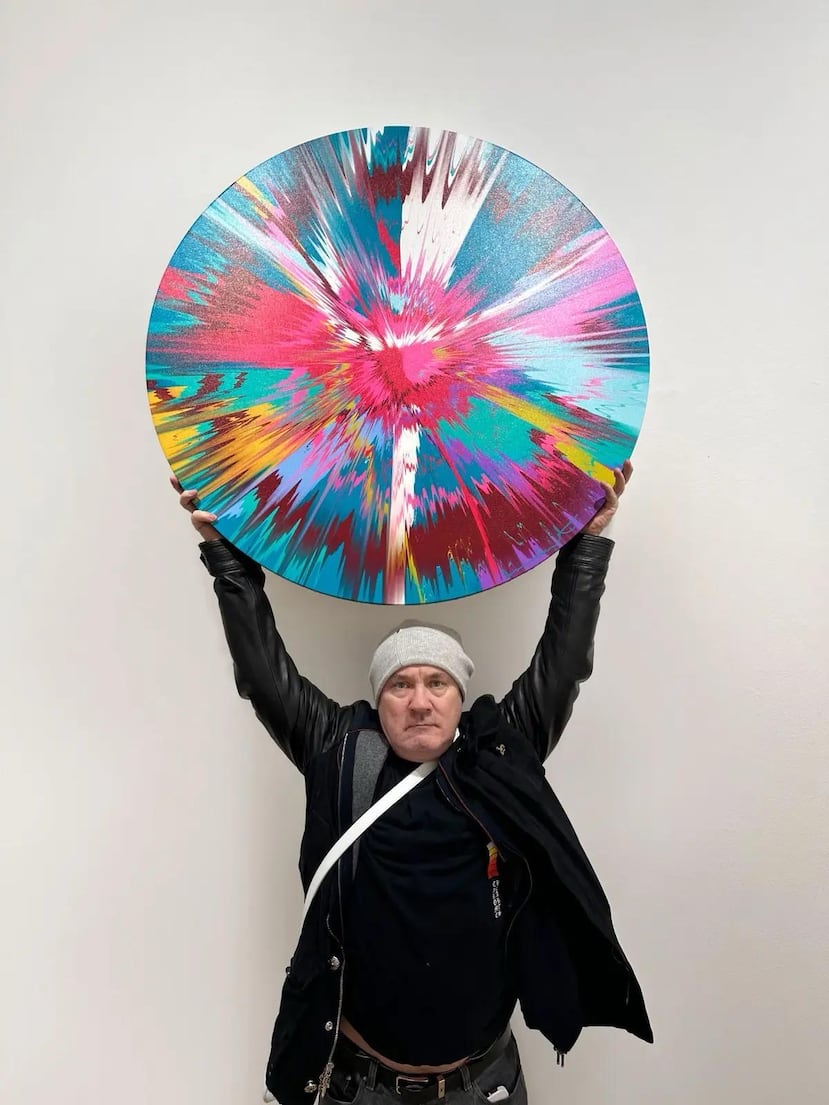 Damien Hurst es un artista, empresario y coleccionista de arte inglés, miembro más prominente de The Young British Artists que dominaron la escena del arte en el Reino Unido en la década de 1990 y es considerado el artista vivo más rico de su país.